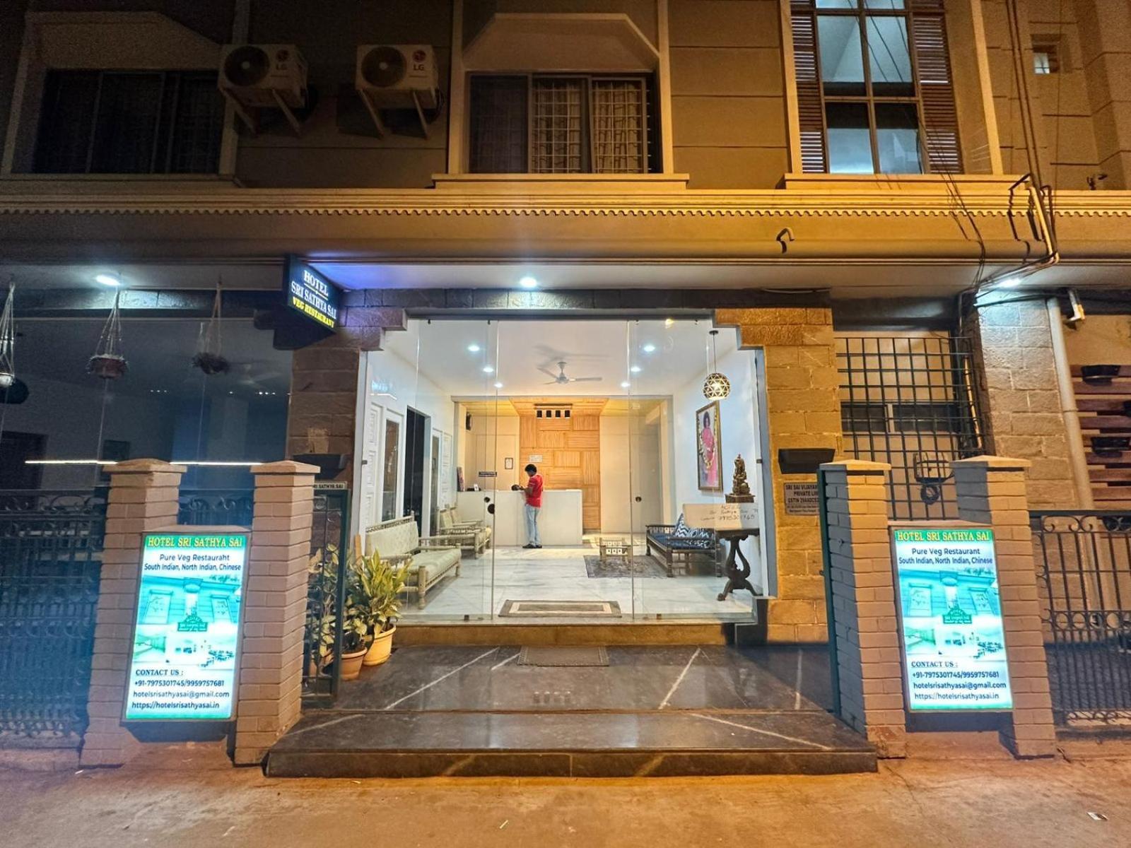 Hotel Sri Sathya Sai Bangalore Eksteriør billede